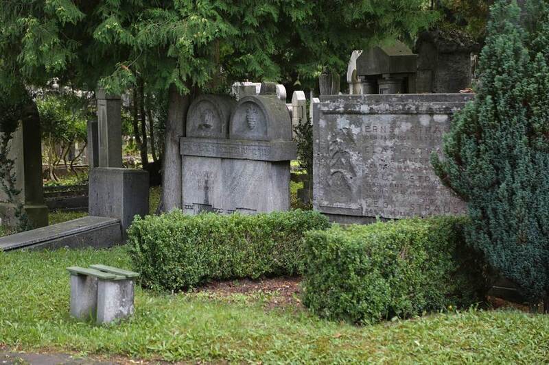 Blick auf Grabsteine innerhalb des Friedhofsgeländes