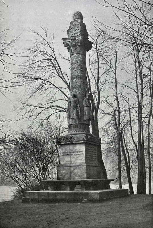 „Auch Du Lustwandler ehre / das Andenken des Biedermannes“ – Das 1824 ausgeführte Sckell-Denkmal, Fotografie, 1904