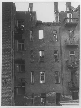 Das kriegszerstörte Gebäude vom Innenhof aus betrachtet