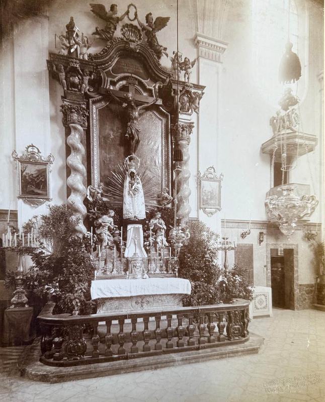 Altar der Muttergottes der Herzogspitalkirche vor der Zerstörung im Zweiten Weltkrieg, vor 1945.<br />
