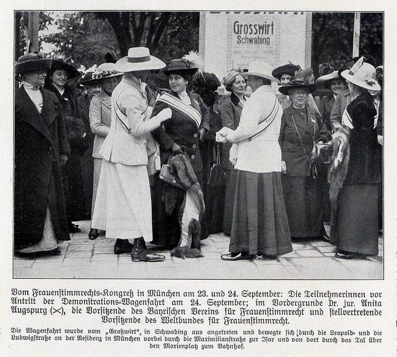 Die Teilnehmerinnen versammeln sich vor Antritt der Wagenfahrt beim Großwirt.