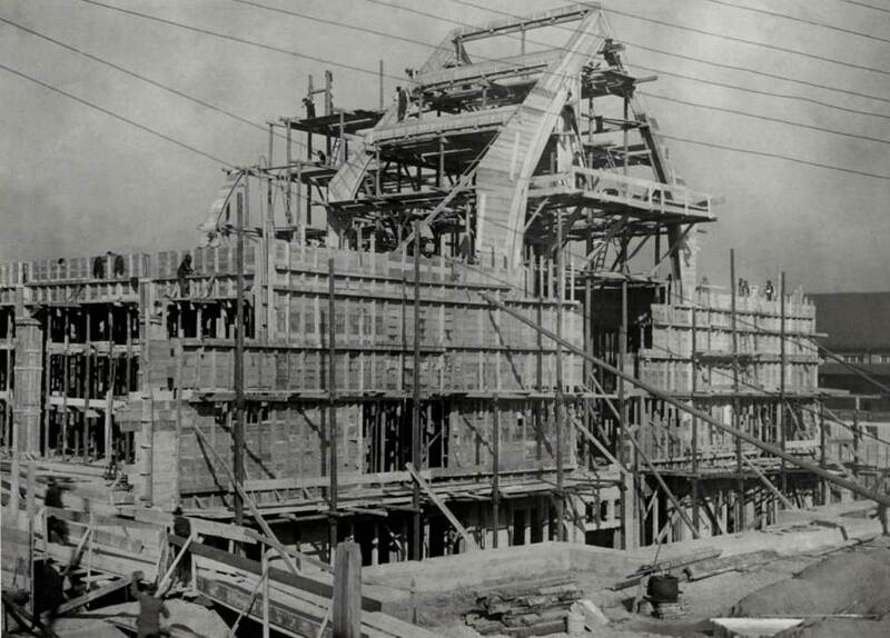 Die Baustelle der Großmarkthalle mit Einschalungen für die Hallendächer, um 1910