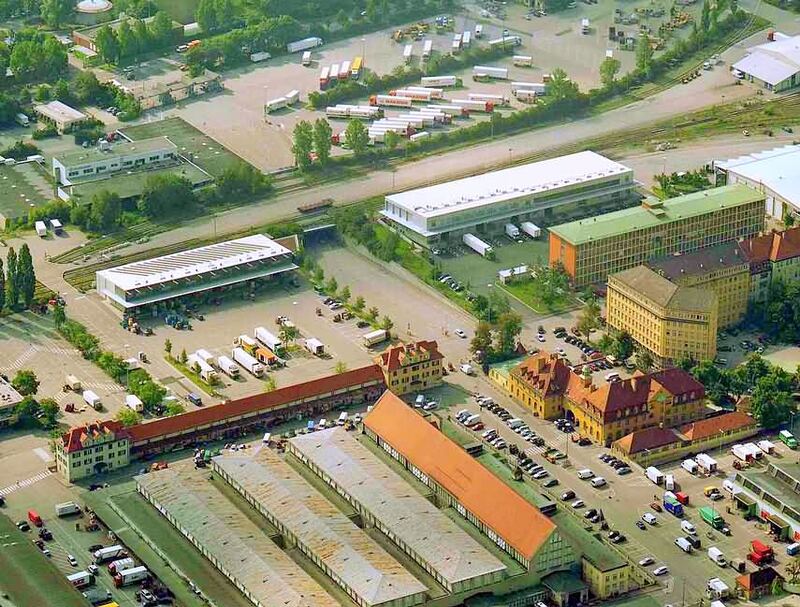 Luftaufnahme der LKW-Parkplätze(oben), Hallen 23 und 10 sowie das Dienstwohnungsgebäude(zentral) und die ältesten Hallen 1-4 (unten)
