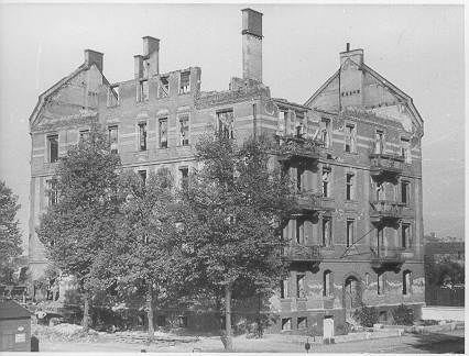 Das kriegszerstörte Haus von der Ecke Zentnerstraße-Agnesstraße