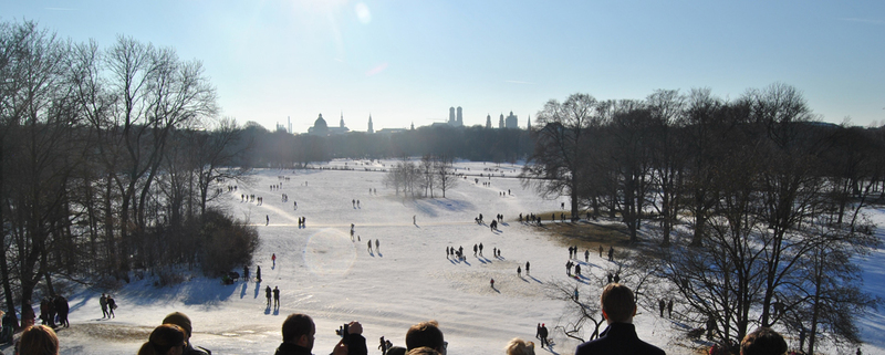 Blick vom Monopteros auf die Stadtsilhouette, Fotografie, 2017