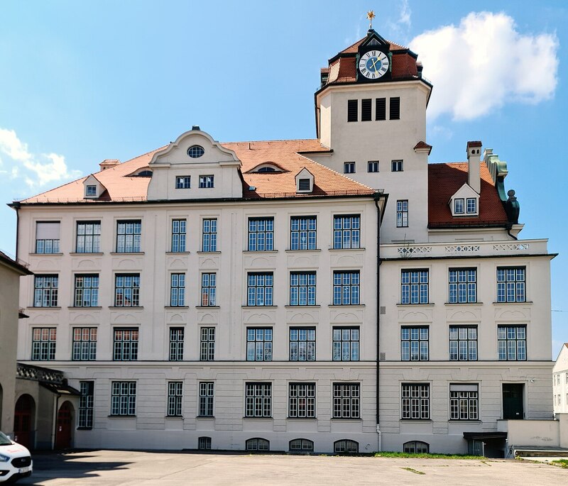 Das Gebäude aus dem Schulhof fotografiert