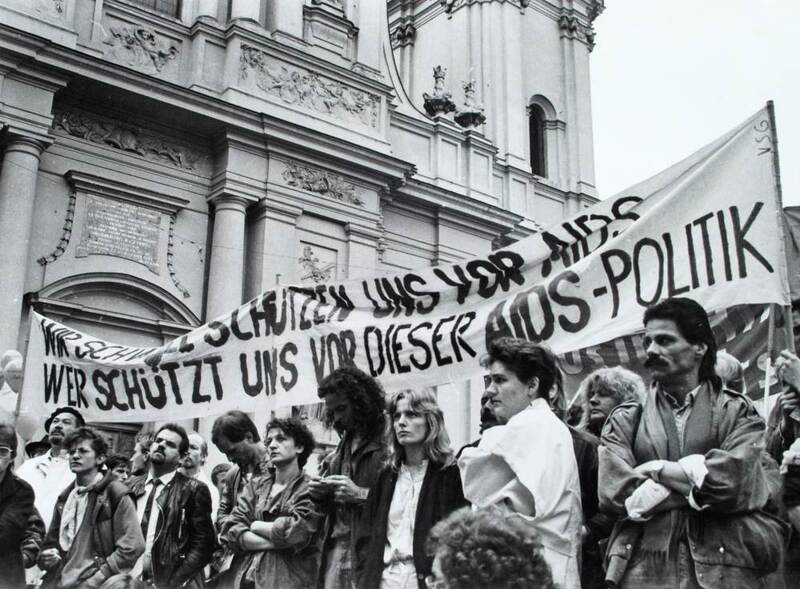 Demonstration gegen den Maßnahmenkatalog zur Verhütung und Bekämpfung der Immunschwäche AIDS am 4. April 1987 auf dem Odeonsplatz