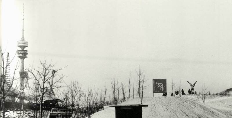 Die "Olympia Triumphans" und das Olympiastadion und Olympiaturm im Hintergrund, Dezember 1973