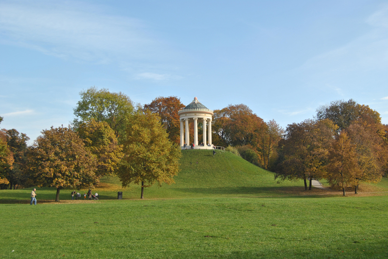 Hügel und Monopteros nach der Restaurierung, Fotografie, 2016