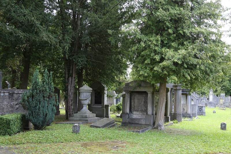 Weitere Grabsteine auf dem Friedhofsgelände