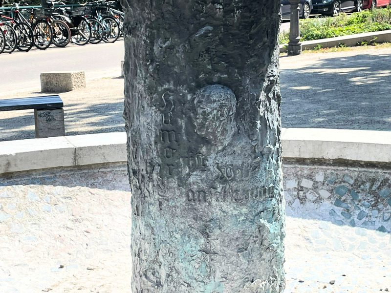 Detail des Baumstamms des Artur-Kutscher-Brunnens, 2026