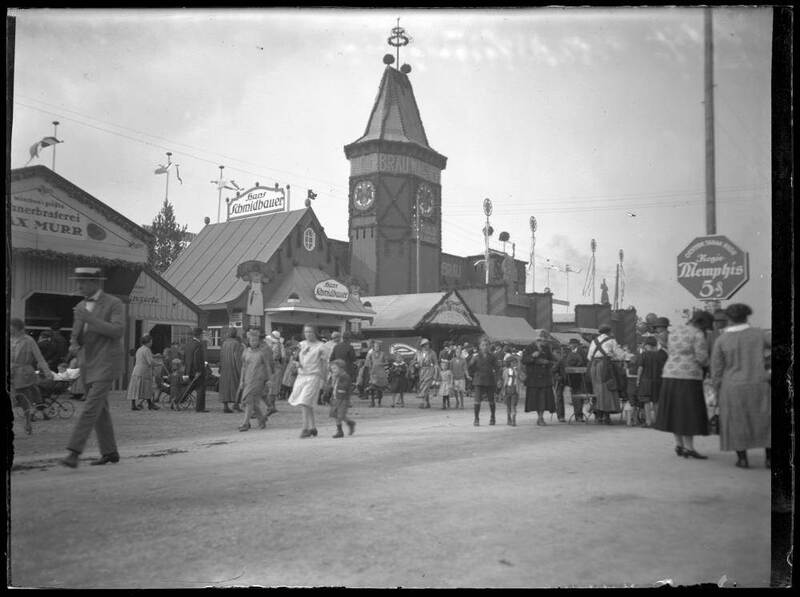 Oktoberfest 1926, Bierbudenstraße mit Blick zur Wagner-Bräu-Bude, Festbesucherinnen und Festbesucher