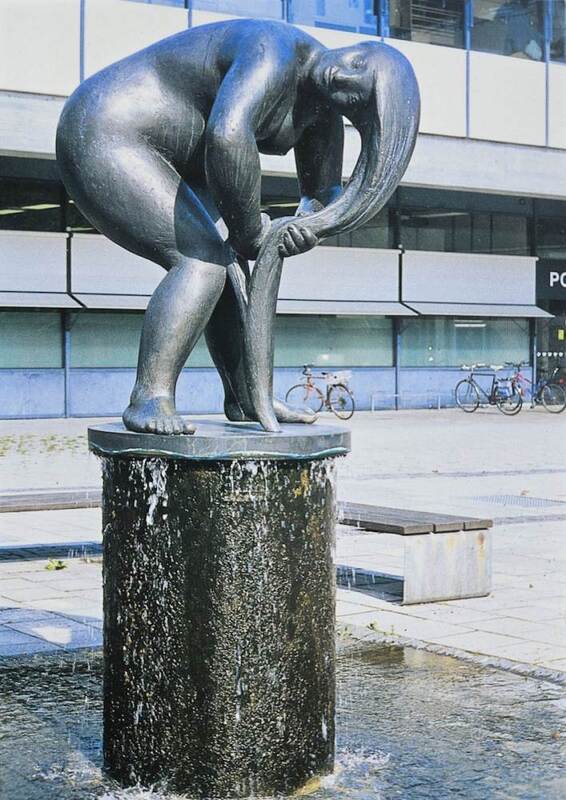 Postkarte der "Haarwaschenden" vor dem Neubau des Gebäudekomplexes an der Höltystraße