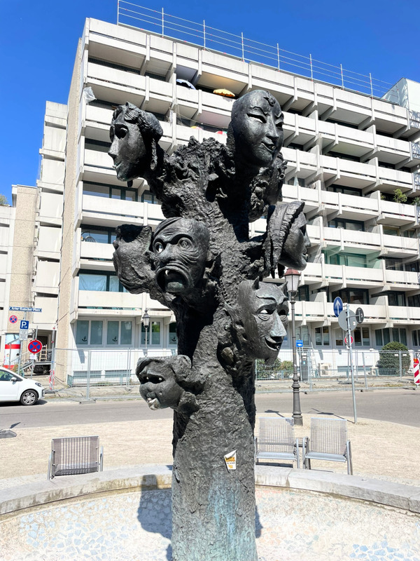 Masken am Artur-Kutscher-Brunnen, 2026