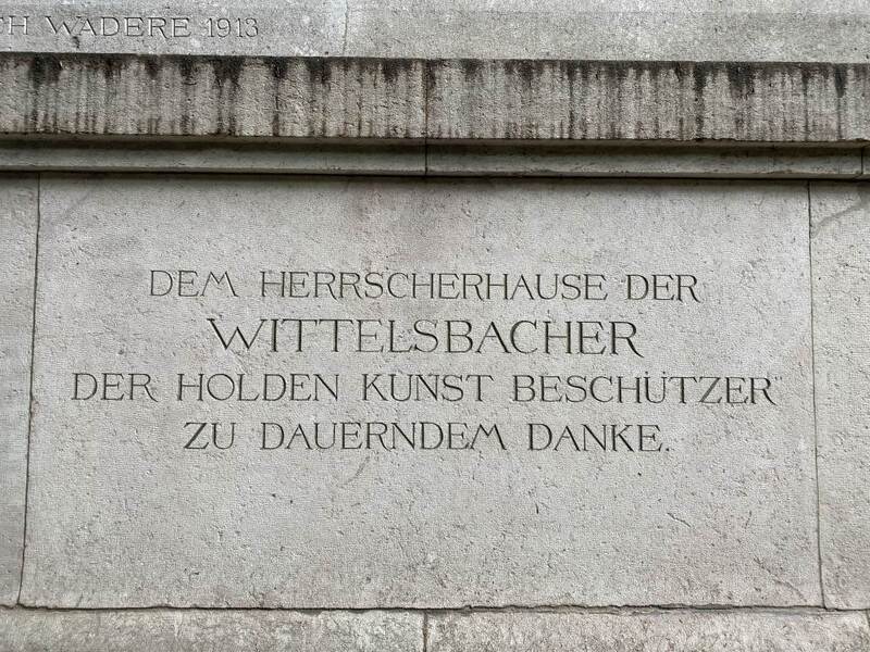 Widmung an das Königshaus
