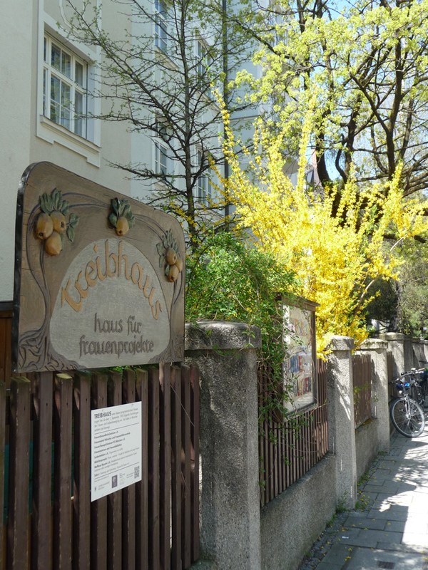 Eingangsbereich des Hauses Güllstraße 3 mit Gedenktafel, 2018