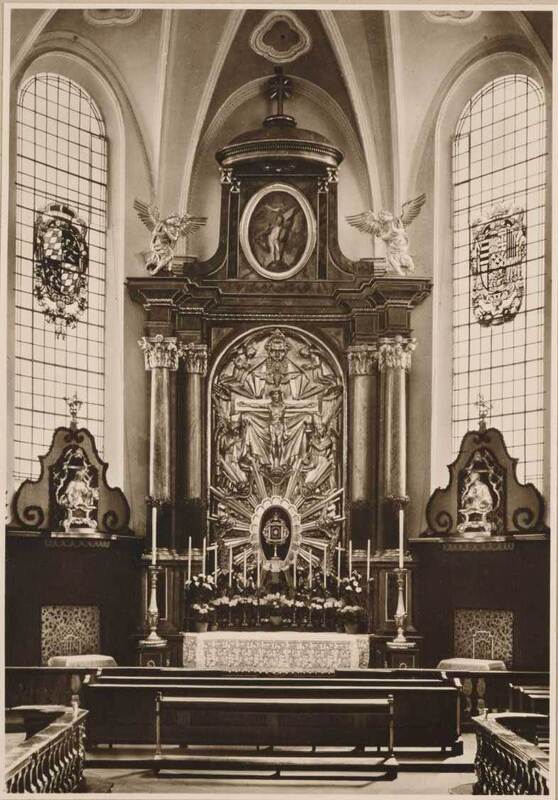 Barocker Hochaltar mit modernem Dreifaltigskeitsrelief (20. Jh.)<br />
Foto Maria Diedenhofen, München<br />