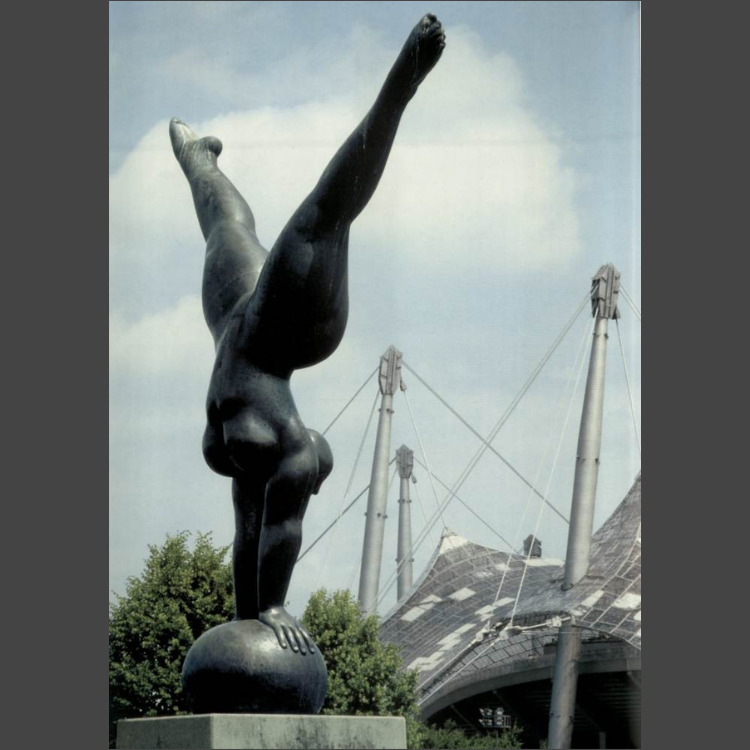 Die "Olympia Triumphans", im Hintergrund die Pylone der Olympiahalle, 1971-73