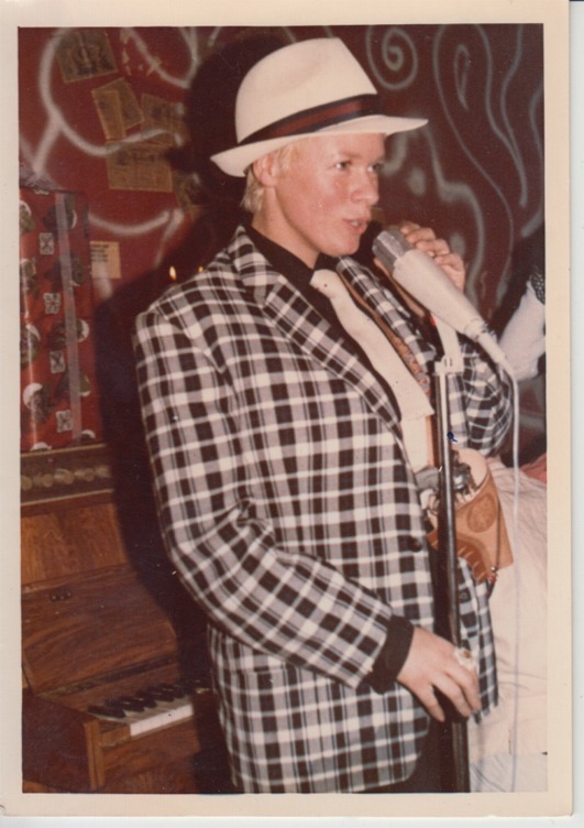 Cosy Pièro bei einem Auftritt, Jahr unbekannt