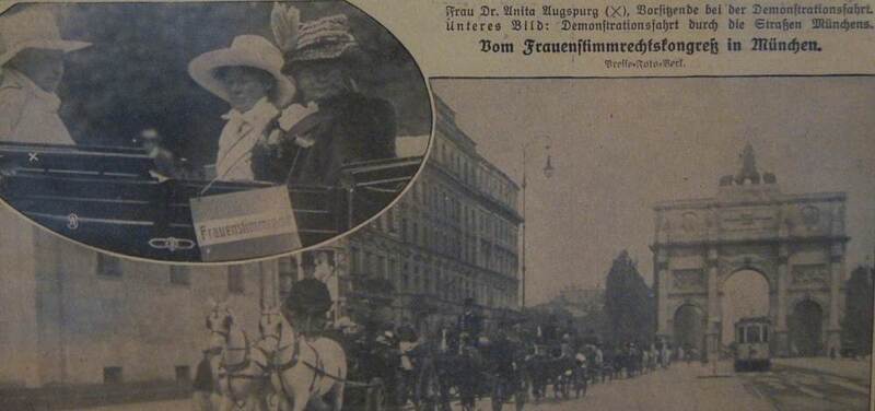 Die Demonstrations-Wagenfahrt, im Bild ganz links Anita Augspurg (mit x gekennzeichnet), Bildbericht (1912)